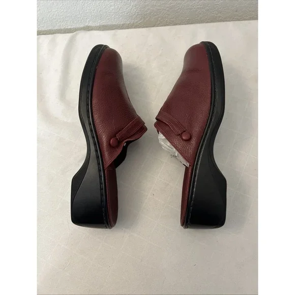 Clarks‎ Clogs Womens 11 Maroon Red Slip On Mule Soft Cushion Leather Comfort - Picture 2 of 9